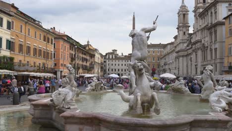 Italien-bewölkten-Tag-Rom-berühmte-Piazza-Navona-Brunnen-von-Neptun-Panorama-4k