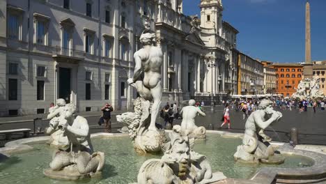 Italia-Roma-ciudad-verano-piazza-navona-amarrar-el-panorama-de-la-parte-trasera-de-fuente-4k