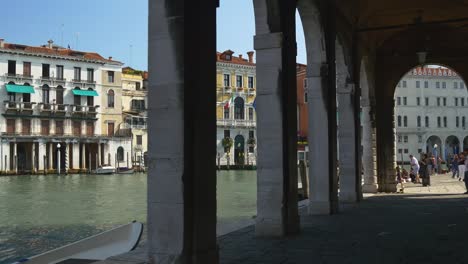 Italia-Venecia-ciudad-pez-famoso-mercado-Plaza-Bahía-canal-tráfico-panorama-4k