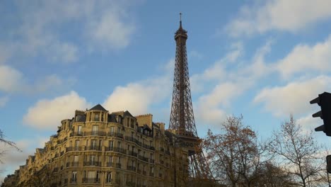 panorama-de-eiffel-torre-calle-vista-4k-del-cielo-celeste-de-día-de-París-Francia