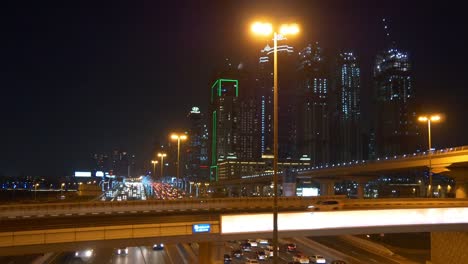 noche-ligera-negocio-bay-hotel-construcción-tráfico-carretera-panorama-4k-Dubái