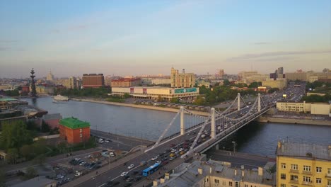 Rusia-atardecer-Moscú-ciudad-krymsky-famoso-puente-tráfico-aéreo-panorama-4k
