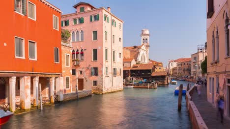 panorama-de-canal-del-famoso-tráfico-de-ciudad-de-Italia-día-soleado-Venecia-4k-lapso-de-tiempo