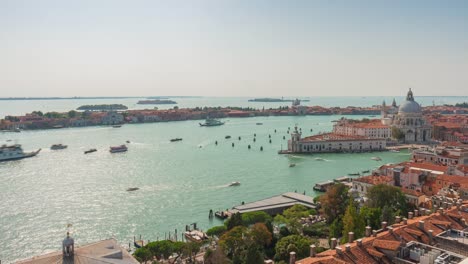 Italien-San-Marco-Campanile-berühmte-Blick-Punkt-Basilika-sonnigen-Verkehr-Panorama-4-k-Zeit-hinfällig,-Venedig