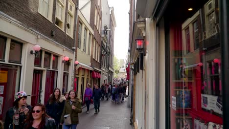 Montón-de-turistas-caminando-por-las-callejuelas