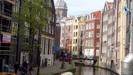 The-tall-buildings-on-the-side-of-the-canal