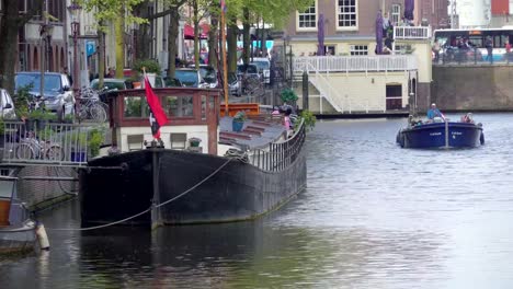 Un-gran-barco-de-acoplamiento-en-el-lado-del-canal