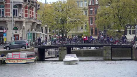 Weiß-mit-dem-Schnellboot-nur-unter-der-kleinen-Brücke-überquert