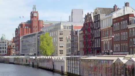 Vista-de-los-altos-edificios-de-la-ciudad-de-Ámsterdam