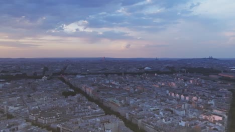 Vista-aérea-de-la-Torre-Eiffel-durante-la-puesta-de-sol,-París