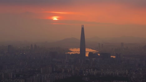 Lapso-de-tiempo-puesta-de-sol-de-la-ciudad-de-Seúl-y-Torre-de-Lotter,-Corea-del-sur.