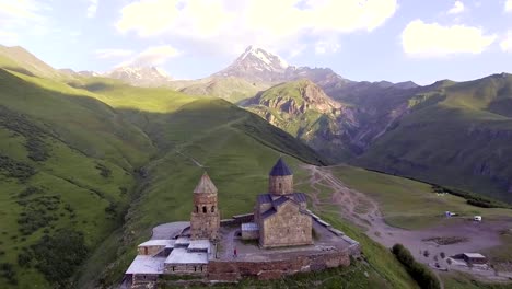 AÉREA.-Iglesia-de-Gergeti.-Cminda-Sameba.-Kazbegi,-Stepantsminda.-Georgia