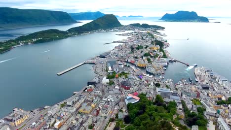 Stadt-von-Alesund-Norwegen-Luftaufnahmen