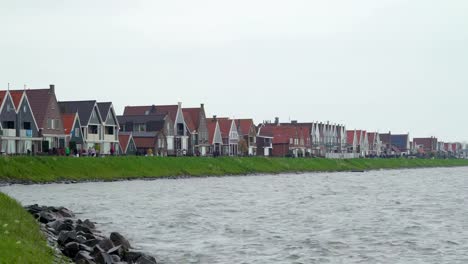 La-vista-al-mar-cerca-de-las-casas-rojas-en-Volendam