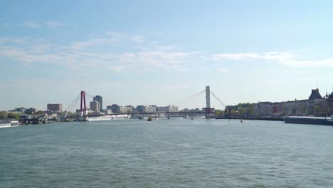 Vista-del-paisaje-del-azul-del-mar-y-el-puente