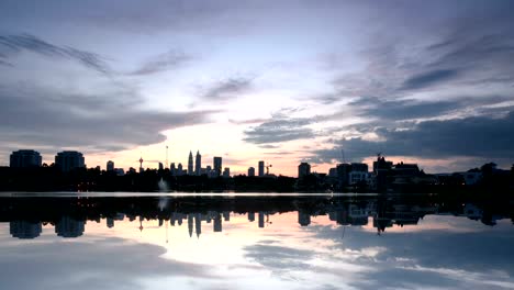 Kuala-Lumpur-Skyline-Blick-vom-Ampang-See-während-des-Sonnenuntergangs.-Rechts-nach-links-schwenken.