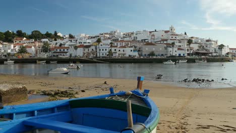 Panorama-Panamericana-sobre-un-barco-en-Ferragudo,-Portugal