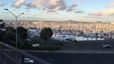 Puente-de-la-bahía-de-Auckland-con-horizonte-de-Auckland-Nueva-Zelanda