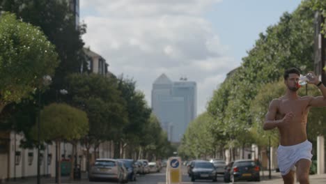 Un-joven-corriendo-aunque-Londres-con-ciudad-de-Londres-detrás-de-él.