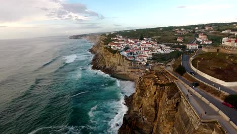 Luftaufnahme-des-Ozeans-in-der-Nähe-von-Azenhas-Mar-do,-Portugal-Stadt-am-Meer.