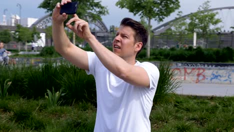 Bogen-um-ein-Mann-sitzt-in-einem-Park-mit-einem-Smartphone-2-Dreharbeiten