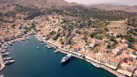 Kleinstadt-mit-bunten-Häusern-auf-der-Insel-Symi