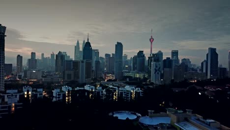 Brennenden-Himmel-gegen-Kuala-Lumpur-Wolkenkratzer-mit-Nebel-und-nebligen-Morgen.