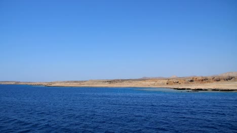 Sommer,-Meer,-schöne-Seenlandschaft.-Berge-und-das-Meer.-Die-Kombination-aus-der-Wüste-und-das-Meer