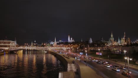 Kreml-und-Roter-Platz-Nacht-Blick-vom-Zarjadje-Park-in-Moskau.-Aufklappbare-Brücke-über-die-Moskwa.