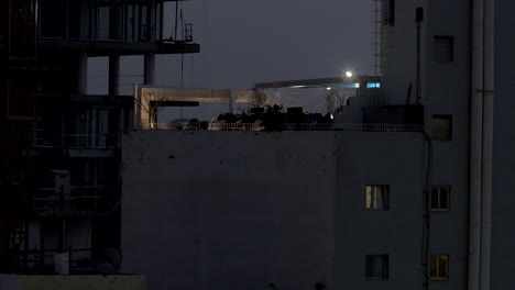 Noche-fiesta-en-la-azotea-de-casa-en-Tel-Aviv,-Israel