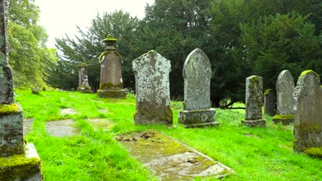 Viejas-lápidas-en-un-cementerio