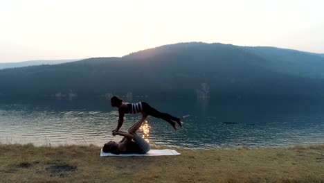 Frauen-üben-Acroyoga-nahe-am-See-4k