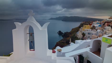 sonnigen-Tag-Santorini-Insel-Oia-Stadt-Glocke-Küste-Panorama-4-k-Zeit-hinfällig,-Griechenland