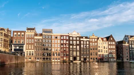 Amsterdam-city-skyline-timelapse-at-Damrak-canal-waterfront,-Amsterdam,-Netherlands-4K-Time-Lapse