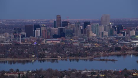 Luftaufnahme-der-Innenstadt-von-Denver-in-der-Abenddämmerung-von-Sloan-See