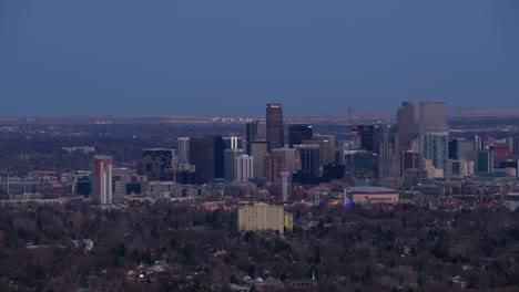 Luftaufnahme-der-Innenstadt-von-Denver-in-der-Abenddämmerung