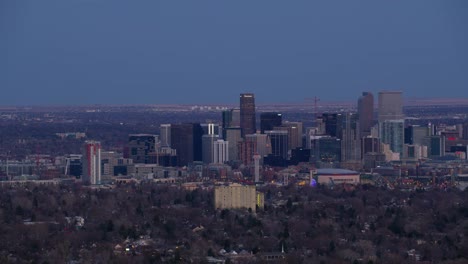 Vista-aérea-del-centro-de-Denver-al-atardecer