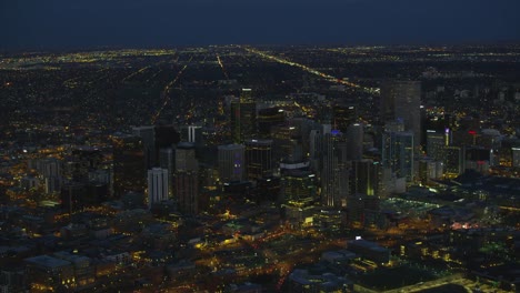 Luftaufnahme-der-Innenstadt-von-Denver-Gebäude-in-der-Nacht