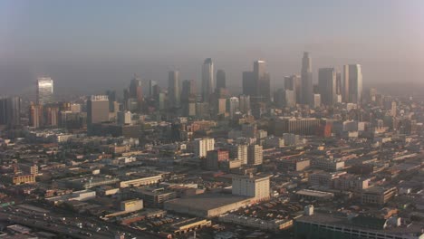 Los-Angeles,-Luftaufnahme-von-Los-Angeles-in-den-frühen-Morgen-Wolken.