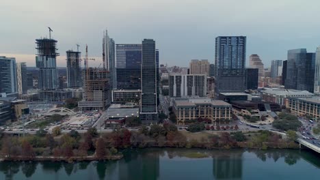 Vista-aérea-de-perfil-del-horizonte-de-Austin-Texas