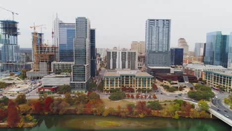 Profil-Luftaufnahme-von-Austin-Skyline-an-bewölkten-Tag