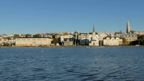 buen-tiempo-en-Reykjavik-en-día-de-otoño,-viejos-edificios-y-tráfico-del-coche-son-en-el-fondo