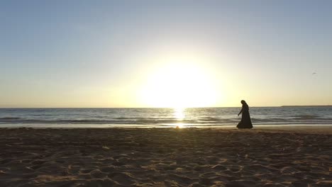 Sonnenuntergang-am-Strand-mit-Menschen-zu-Fuß-durch-Marokko