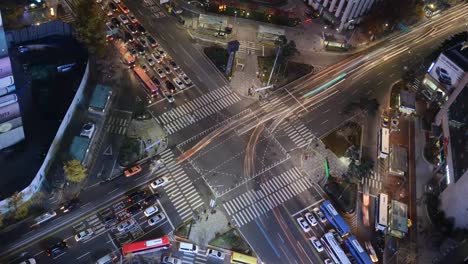 Zeitraffer-Video-des-Verkehrs-zur-Veranschaulichung-der-Konzepte-von-Bewegung-und-Geschwindigkeit-in-Seoul-Korea