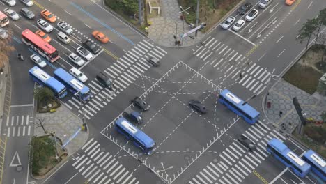 Zeitraffer-Video-des-Verkehrs-zur-Veranschaulichung-der-Konzepte-von-Bewegung-und-Geschwindigkeit-in-Seoul-Korea