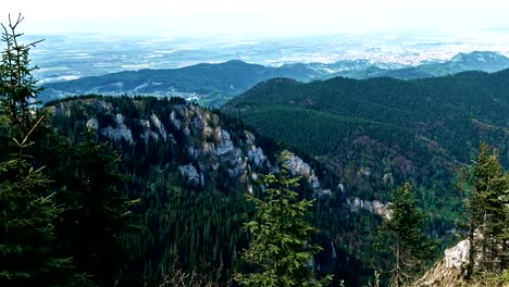 Schöne-Aussicht-über-Brasov-aus-Postavaru-Peak,-Rumänien,-Schwenken