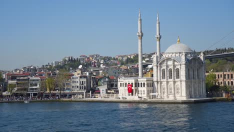 Sailing-near-Ortakoy-Mosque-on-bank-of-Bosphorus-in-Istanbul