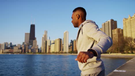 Saludable-hombre-afro-americano-que-se-extiende-en-la-ciudad-de-Chicago