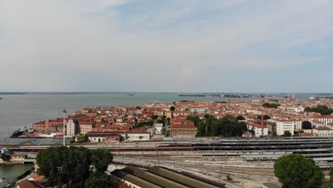 Zug-Station-in-Venedig,-Italien