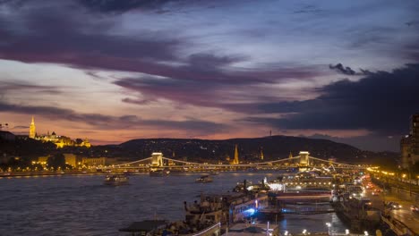 Zeitraffer-des-Sonnenuntergangs-über-der-Donau-in-Budapest